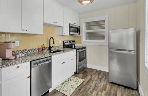 Safety Harbor House | Elegant 2BR House in Safety Harbor Near Baseball Fields