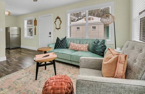 Safety Harbor House | Elegant 2BR House in Safety Harbor Near Baseball Fields