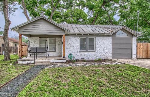 New Braunfels House | Pet-Friendly DT 323 Kessler Cottage - Guest Rated 9.5/10