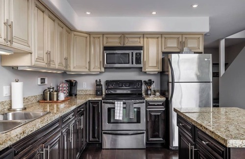 Okanagan-Similkameen Condo | Modern Loft on Front St - Steps to Beach & Hot Tub Access