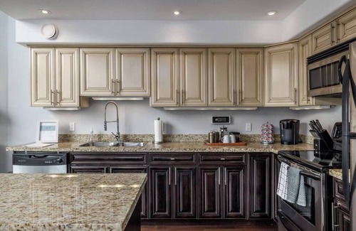 Okanagan-Similkameen Condo | Modern Loft on Front St - Steps to Beach & Hot Tub Access