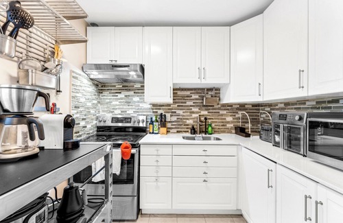 Parkdale Apartment | DT Oasis 2 bed w/Parking & 15 min to CN Tower