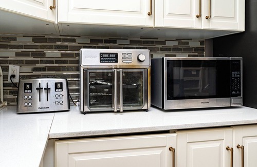 Parkdale Apartment | DT Oasis 2 bed w/Parking & 15 min to CN Tower