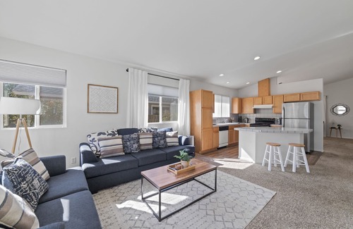 Northwest Reno House | DT Reno - Elegant Home with Private Patio & BBQ Grill
