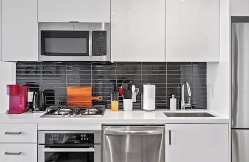 Connaught Apartment | DT Views |UG Park | Mins to Saddledome | Pool| Gym