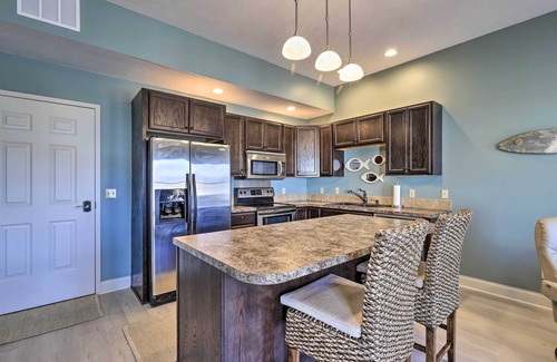 Ludington Condo | Pet-Friendly Dtwn Ludington Condo: Steps to the Beach