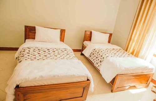 Moshi Cabin | Discover Dual Mountain View Lodge: Family-Friendly Getaway