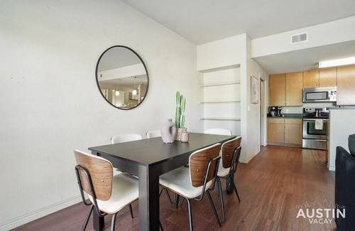 North Loop Apartment | Discover Dual Urban Oasis: 8BR Retreat in North Loop