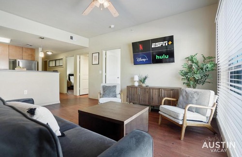 North Loop Apartment | Discover Dual Urban Oasis: 8BR Retreat in North Loop