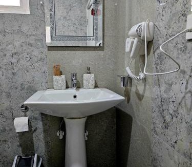 Srinagar Hotel | Discover DUAS Residency: Family-Friendly 4-Star Comfort