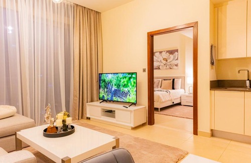 Dubai Marina Apartment | Dubai Marina Gate 2: Family-Friendly Apartment with Pool