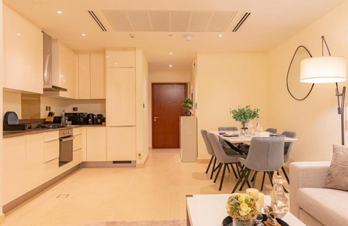Dubai Marina Apartment | Dubai Marina Gate 2: Family-Friendly Apartment with Pool
