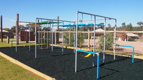 Dubbo Other | Discover Dubbo Rhino Lodge: Pool, Breakfast & Family-Friendly