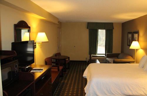 Dublin Hotel | Pet-Friendly Getaway at Motel 6 Dublin, GA with Pool Access