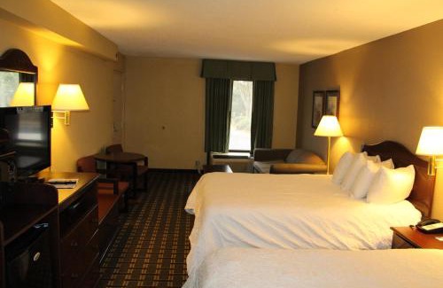 Dublin Hotel | Pet-Friendly Getaway at Motel 6 Dublin, GA with Pool Access