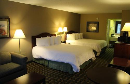 Dublin Hotel | Pet-Friendly Getaway at Motel 6 Dublin, GA with Pool Access
