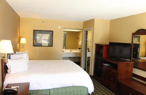 Dublin Hotel | Pet-Friendly Getaway at Motel 6 Dublin, GA with Pool Access