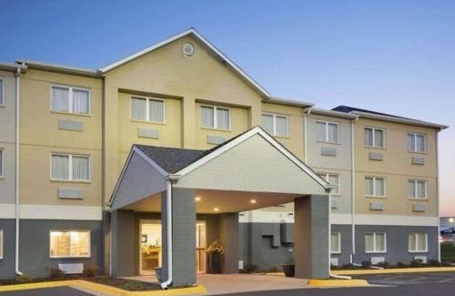 Dubuque Hotel | Family-Friendly Dubuque Inn & Suites with Pool and Pets Welcome
