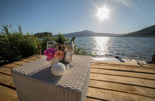 Caprarola Cottage | Beachfront Duck Cottage: Oceanview Retreat with Spa & Kitchen