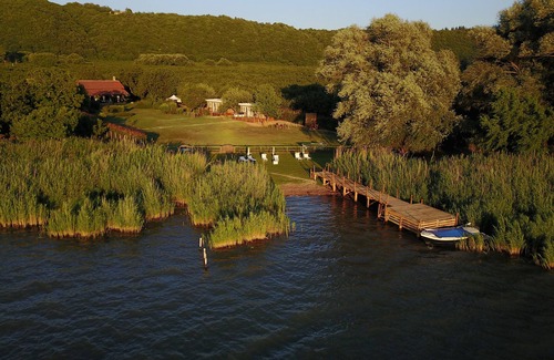 Caprarola Cottage | Beachfront Duck Cottage: Oceanview Retreat with Spa & Kitchen