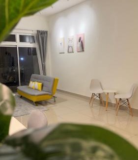 Setia Tropika Apartment | Family-Friendly Duck Duck House with Pool for 7-11 Guests