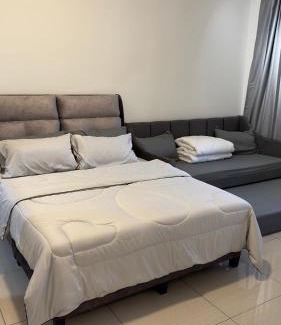 Setia Tropika Apartment | Family-Friendly Duck Duck House with Pool for 7-11 Guests