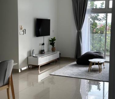 Setia Tropika Apartment | Family-Friendly Duck Duck House with Pool for 7-11 Guests