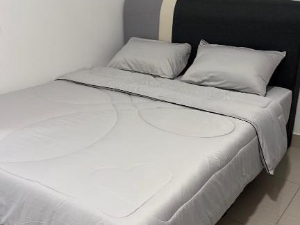 Setia Tropika Apartment | Family-Friendly Duck Duck House with Pool for 7-11 Guests