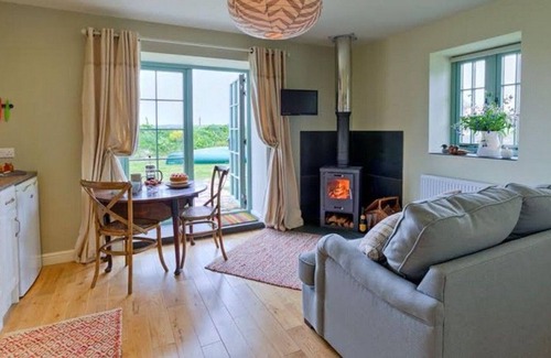 Malltraeth Apartment | Cozy Duck House: Pet-Friendly Getaway with Ocean View