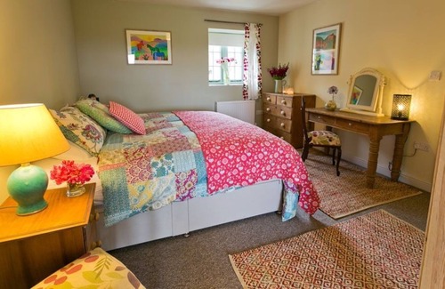 Malltraeth Apartment | Cozy Duck House: Pet-Friendly Getaway with Ocean View