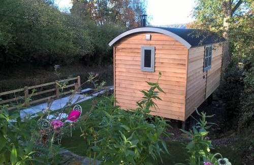 Dundon House | Welcoming Duck Hut - Family & Pet Friendly Escape