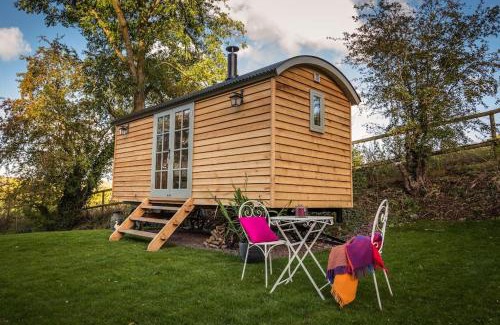 Dundon House | Welcoming Duck Hut - Family & Pet Friendly Escape
