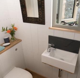 Dundon House | Welcoming Duck Hut - Family & Pet Friendly Escape