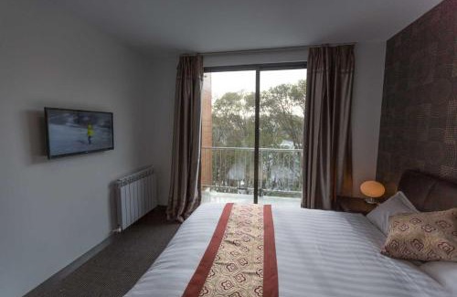Mount Buller Hotel | Cozy Duck Inn Mt Buller: Family-Friendly with Breakfast