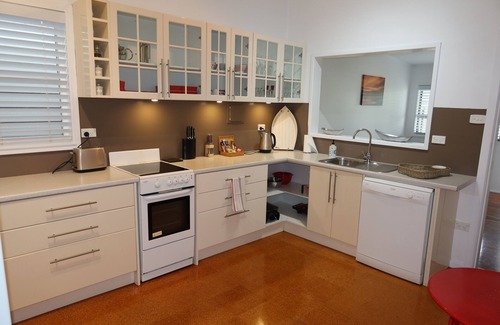 Marks Point Cottage | Exquisite Ducks Bungalow with Lake Views & Pool Access