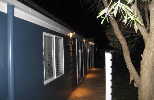 Marks Point Cottage | Exquisite Ducks Bungalow with Lake Views & Pool Access