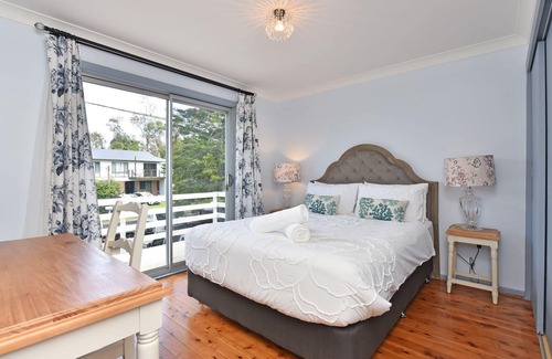 Dora Creek House | Unforgettable Ducky's Waterfront Lodge at Dora Creek
