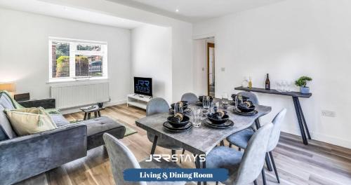Dudley House | Dudley Retreat: 3 Bedroom Family-Friendly Getaway