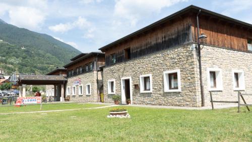 Vezza d'Oglio House | Comfortable Stay at Due Parchi B&B with Ocean View
