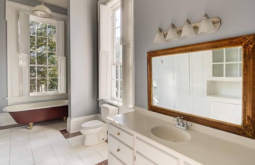 Vicksburg Bed & Breakfast | Elegant Duff Green Mansion: 4-Star Stay with Pool & Dining
