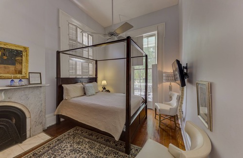 Vicksburg Bed & Breakfast | Elegant Duff Green Mansion: 4-Star Stay with Pool & Dining