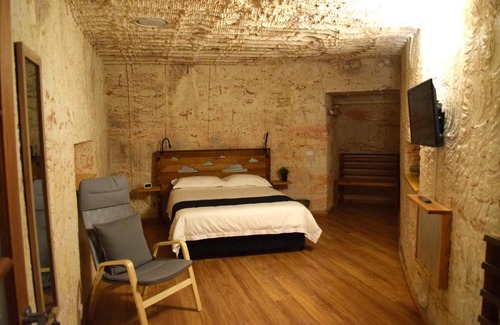 Coober Pedy Bed & Breakfast | Guest Rated 10/10 at Dug Out B&B with Kitchen Access