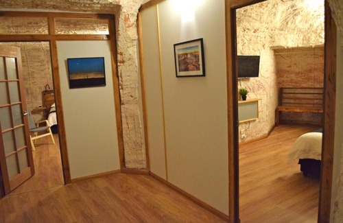 Coober Pedy Bed & Breakfast | Guest Rated 10/10 at Dug Out B&B with Kitchen Access