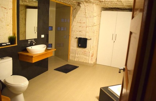 Coober Pedy Bed & Breakfast | Guest Rated 10/10 at Dug Out B&B with Kitchen Access