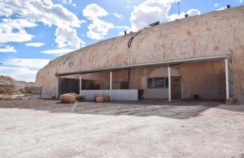 Coober Pedy Bed & Breakfast | Guest Rated 10/10 at Dug Out B&B with Kitchen Access