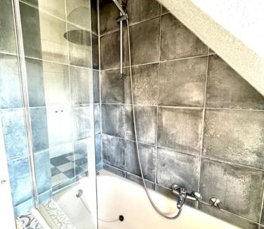 Mittelmeiderich Apartment | Modern Duisburg FeelHome: Pet-Friendly, WiFi & Family Amenities