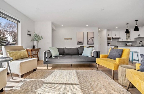 Southeast Calgary House | Guest Rated 10/10: Duke & Duchess - Family & Pet Friendly