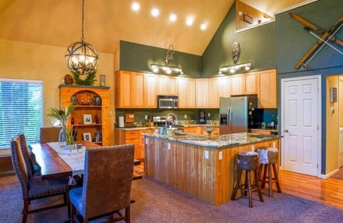 Packwood House | Guest Rated 10/10: Duke's Chalet Oasis in Goat Rocks