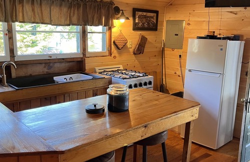 Rangeley Plantation Cabin | Lakefront DuLac Cabin: Pet-Friendly Retreat with Ocean Views