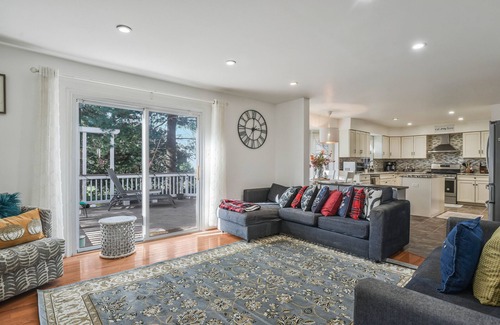 Fairfax House | Dulles Luxury: Sleeps 20!
